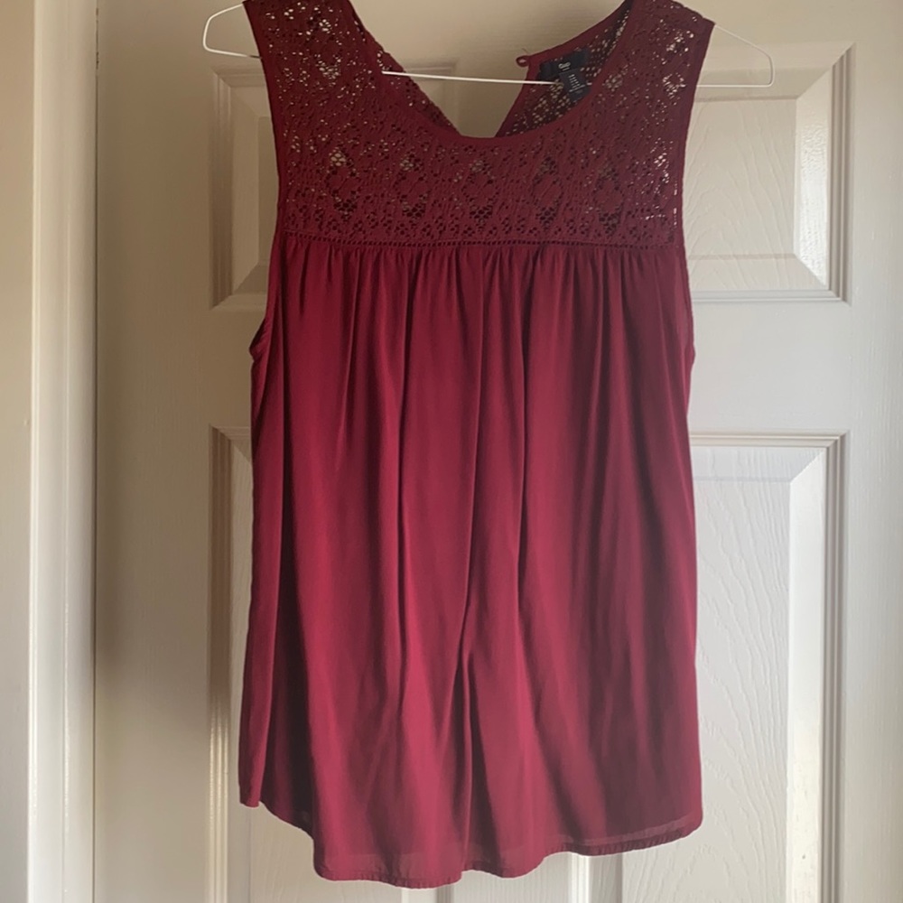 Gap sleeveless crochet top in maroon.